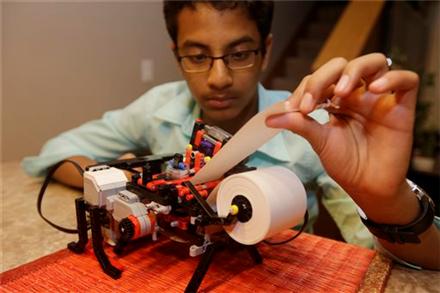 Un inventeur de 13 ans sur le point de commercialiser son imprimante braille