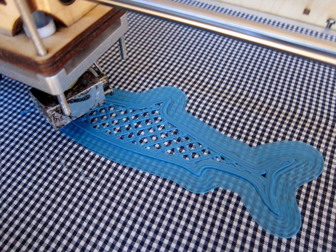 Un couple parcoure les plages en les nettoyant à l'aide d'une imprimante 3D!