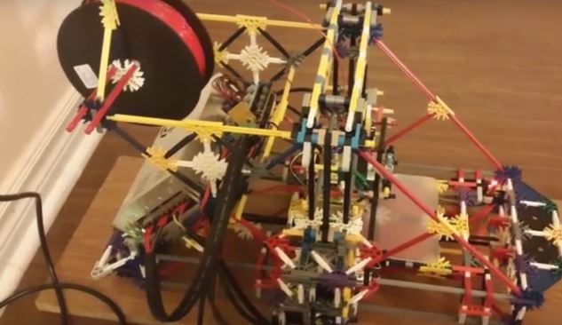 Il fabrique une imprimante 3D à l'aide d'un jeu de construction