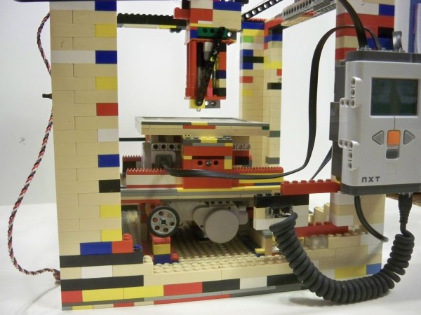 Un étudiant fabrique une imprimante faites de Lego