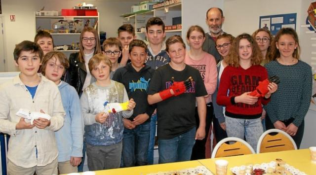 Des collégiens impriment une main à un jeune handicapé