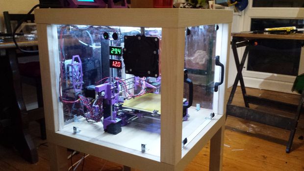 Un inventeur se fabrique une nouvelle imprimante à l'aide de son meuble IKEA