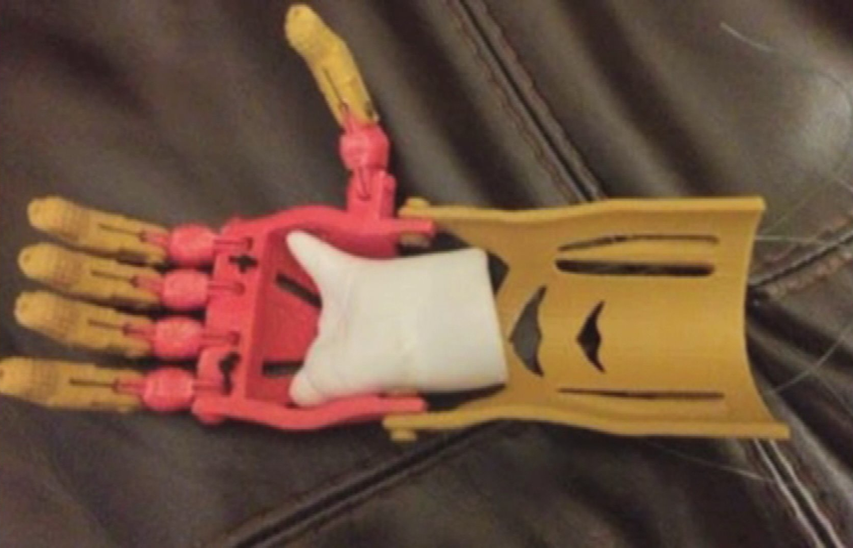 Un petit garçon se voit offrir une prothèse imprimée aux couleurs d'Iron Man